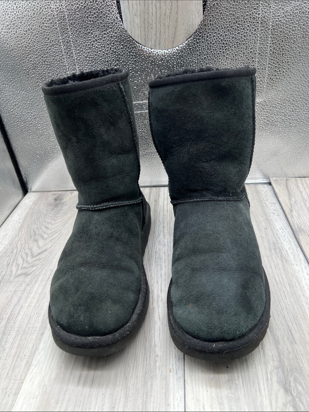 Women's UGG | Classic Short Suede Boots in Black Sz.8
